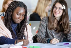 École de commerce gratuite avec étudiants en alternance et formations publiques accessibles.